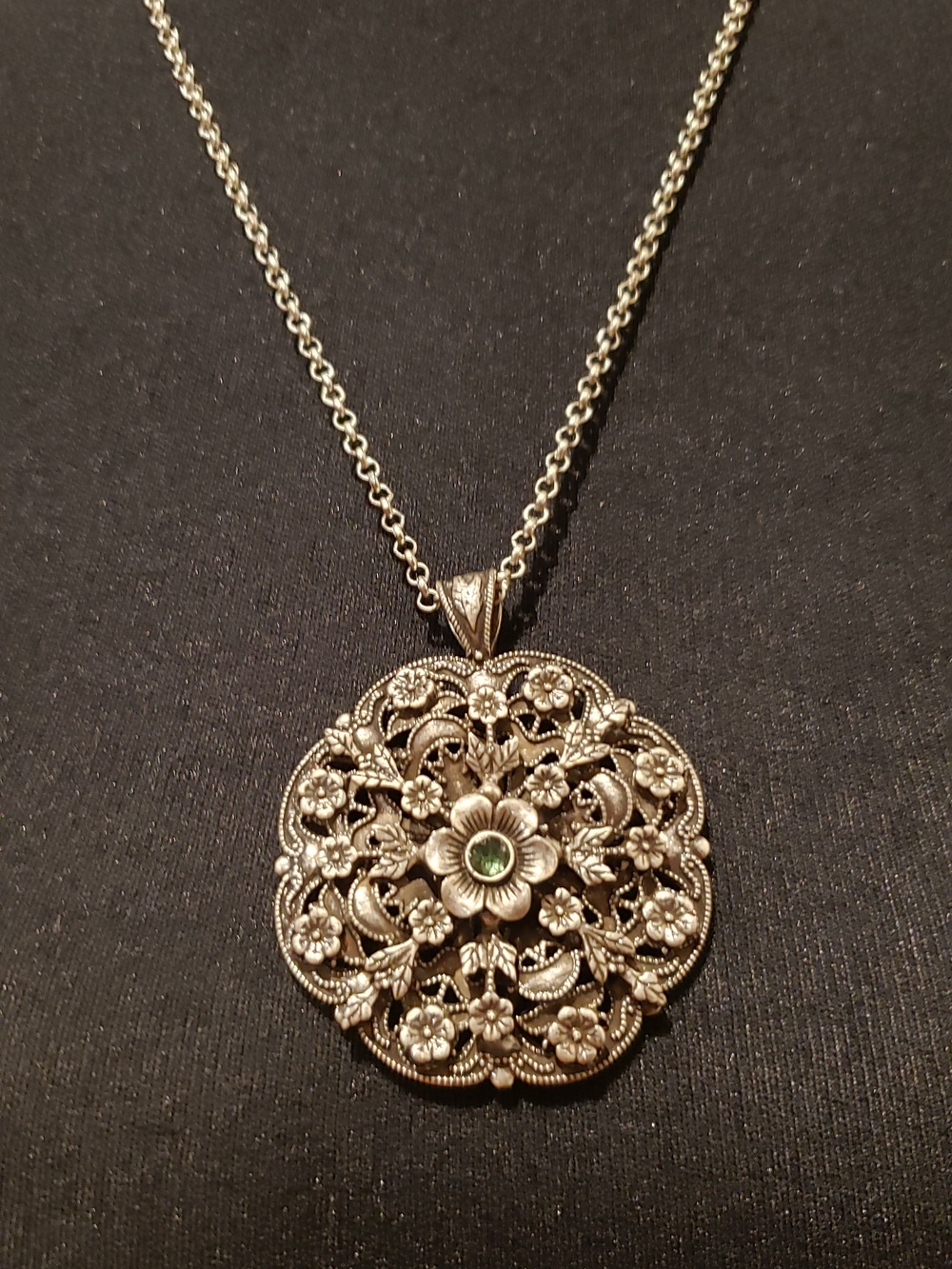 Vintage Silver-tone Floral Filigree Pendant Necklace with Green Accent